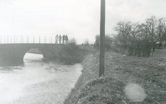 SP_BRUGGEN_VIERDEHEULBRUG_004 Spijkenisse; De Vierde Heulbrug over de boezem, ter hoogte van de Mallendijk, 1973