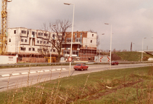 SP_DLOSSTRAAT_002 Nieuwbouw langs de toenmalige Schenkelweg, nu D. Losstraat, met de voetgangersbrug; ca. 1980