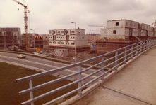 SP_DLOSSTRAAT_003 Nieuwbouw langs de toenmalige Schenkelweg, nu D. Losstraat, gezien vanaf de voetgangersbrug; ca. 1980