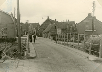 SP_EERSTEHEULBRUGSTRAAT_011 Spijkenisse; Eerste Heulbrugstraat in de richting van de Voorstraat, 1953