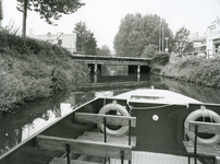 SP_FLUISTERBOOT_003 Spijkenisse; De fluisterboot nadert de Eerste Heulbrug over de Vierambachtenboezem, 12 september 2000