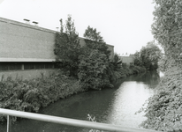 SP_FLUISTERBOOT_004 Spijkenisse; Achterzijde van de loods van Spijkstaal langs de Vierambachtenboezem, 12 september 2000
