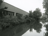 SP_FLUISTERBOOT_005 Spijkenisse; Achterzijde van de loods van Spijkstaal langs de Vierambachtenboezem, 12 september 2000