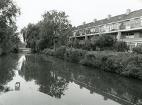 SP_FLUISTERBOOT_006 Spijkenisse; Woningen langs het Koningin Julianaplein gezien vanaf de Vierambachtenboezem. De brug ...