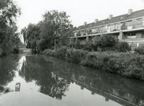 SP_FLUISTERBOOT_006 Woningen langs het Koningin Julianaplein gezien vanaf de Vierambachtenboezem. De brug van de ...