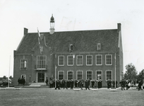 SP_GEMEENTEHUIS_OPENING_020 Aubade van de Shell harmonie vanwege de officiële opening van het gemeentehuis; 12 juni 1958