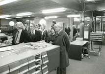 SP_GEMEENTE_BEZOEK_CVK_1978_02 De Commissaris van de Koningin Mr. Vrolijk bezoekt de bibliotheek in Spijkenisse; 2 ...