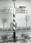 SP_GROENEKRUISWEG_004 Een wegwijzer van de ANWB met de richting naar Hellevoetsluis en Briielle of Rotterdam en ...