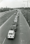 SP_GROENEKRUISWEG_014 Filevorming op de Groene Kruisweg gezien vanaf de voetgangersbrug bij de Hekelingseweg; 1967