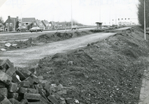 SP_GROENEKRUISWEG_028 De aanleg van een busbaan langs het Molenpad door de RTM; 1 januari 1976