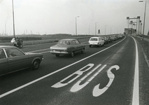 SP_GROENEKRUISWEG_031 Groene Kruisweg voor de nieuwe Spijkernisserbrug met rechts de busbaan; Januari 1978
