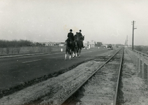 SP_GROENEKRUISWEG_040 Ruiters te paard langs de tramlijn op de Groene Kruisweg; 1962