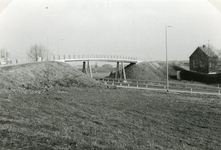SP_GROENEWOUDLAAN_005 Aangelegde Groenewoudlaan nog niet in gebruik, met een voetgangersbrug bij Ottershol; 18 april 1976