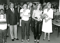SP_INWONERS_MIJLPALEN_031 Feest rond de ontvangst van de 50.000e inwoner van Spijkenisse in de bibliotheek; September 1982