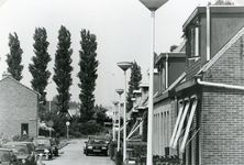 SP_JANVANZUTPHENSTRAAT_003 Nieuwe straatverlichting in de Jan van Zutphenstraat; 1975