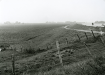 SP_KERKHOFDIJK_001 Zicht op de Wolvenpolder, op de achtergrond de waterzuivering op de Berenplaat; 12 september 2000
