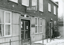 SP_KONINGINJULIANAPLEIN_001 Ingang van het politiebureau; 1979