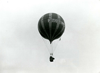 SP_KONINKLIJKHUIS_1978_004 Luchtballon boven Spijkenisse tijdens Koninginnedag. Reclame voor de lokale krant Botlek; 30 ...