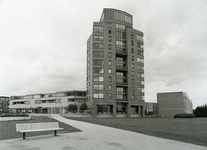SP_MAASBOULEVARD_004 Appartementencomplex en winkels aan de kop van de Maasboulevard; 28 augustus 2000