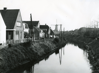 SP_MOLENLAAN_007 Spijkenisse; De Vierambachtenboezem en de woningen langs de Molenlaan. Molen Nooitgedacht op de ...