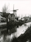 SP_MOLENLAAN_011 Spijkenisse; De Vierambachtenboezem en de woningen langs de Molenlaan. Molen Nooitgedacht op de ...