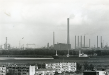 SP_OUDEMAAS_011 De Oude Maas, gezien vanaf de Churchillflat. Op de achtergrond de raffinaderij van Shell; Oktober 1971