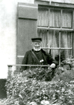SP_PERSONEN_MEIJDE_002 Portret van de heer Aart van der Meijde, de oudste omroeper van Spijkenisse met handbel; ca. 1925