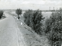 SP_PLAATWEG_002 Gezicht vanaf het kruispunt Groene Kruisweg en de Plaatweg. Op de achtergrond is de Botlekbrug en ...