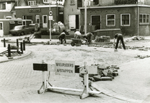 SP_RADEMACHERPLEIN_012 Het leggen van bestrating op de Rademacherstraat; 2 oktober 1980