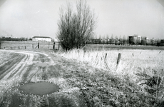 SP_RIOOLZUIVERING_003 Links de Oranjeschool en rechts de rioolwaterzuiveringsinstallatie, gezien vanaf de Zinkseweg; 1962