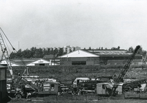 SP_SCHENKELWEG_004 Het bedrijf van machinefabriek A.J. van Hamburg, gezien vanaf de Schenkelweg. Op de achtergrond de ...