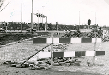 SP_SCHENKELWEG_018 De verbreding van de Schenkelweg, links de woningen langs de Kuiperslaan; 1 januari 1976