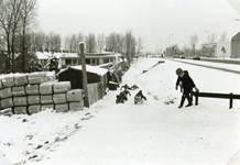 SP_SCHENKELWEG_019 Met een slee de Beneden Molendijk afglijden, rechts de Schenkeldijk; 30 december 1976