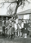 SP_SCHOLEN_CLS_002 Spijkenisse; De Christelijke Lagere School langs de Zijlstraat. Leerlingen van de school met de ...