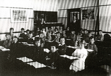 SP_SCHOLEN_OLS_009 De Openbare Lagere School langs de Vredehofstraat. Klassenfoto van leerjaar 1933. Met ...
