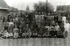 SP_SCHOLEN_OLS_010 De Openbare Lagere School langs de Vredehofstraat. Klassenfoto IV van leerjaar 1935. Eerste rij ...