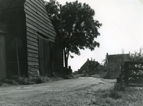 SP_SINTELWEG_012 Huizen en schuren langs de Sintelweg: links de oude opstallen van Goof Mol, de slager; 1962