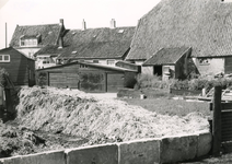 SP_SINTELWEG_014 Achterzijde van de Nieuwstraat, gezien vanaf het Sintelpad, achterzijde van de boerderij van Van Pelt; 1962
