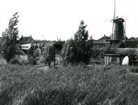 SP_SLUISSTRAAT_002 Panorama vanaf de Sluisdijk langs de haven. De molen Nooitgedacht; 1963