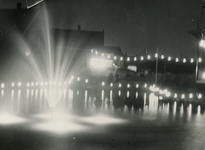 SP_SPUI_006 Feestverlichting rond het spui en de muziektent, verlichting van de fontein; ca. 1955