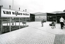SP_STADSONTWIKKELING_1972_002 De expositie Van Wijken Weten in de bibliotheek: bezoekers naderen het gebouw; 2 september 1972