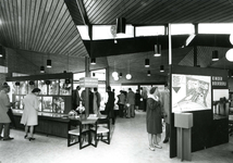 SP_STADSONTWIKKELING_1972_008 De expositie Van Wijken Weten in de bibliotheek: bezoekers bekijken de panelen; 2 ...