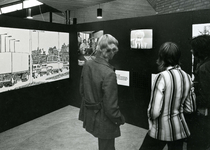 SP_STADSONTWIKKELING_1972_011 De expositie Van Wijken Weten in de bibliotheek: bezoekers bekijken een documentaire; 2 ...