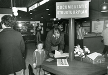 SP_STADSONTWIKKELING_1972_012 De expositie Van Wijken Weten in de bibliotheek: bezoekers bestuderen het Documentatie ...