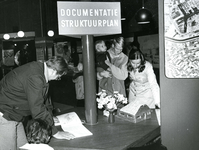 SP_STADSONTWIKKELING_1972_013 De expositie Van Wijken Weten in de bibliotheek: bezoekers bestuderen het Documentatie ...