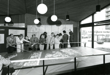 SP_STADSONTWIKKELING_1972_014 De expositie Van Wijken Weten in de bibliotheek: bezoekers bekijken de maquette van ...