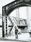 SP_TRAMDIJK_002 Overdracht van de brugportaal van de oude Spijkenisserbrug; 1980