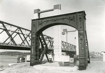 SP_TRAMDIJK_005 Het monumentale brugportaal van de oude Spijkenisserbrug; 1980