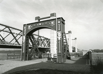 SP_TRAMDIJK_006 Het monumentale brugportaal van de oude Spijkenisserbrug; 1987