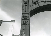 SP_TRAMDIJK_007 Het monumentale brugportaal van de oude Spijkenisserbrug; 1978